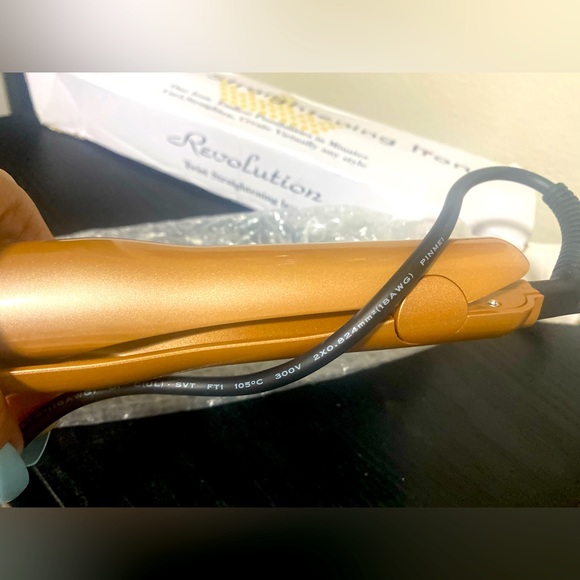 NWOT Twist straightening iron - Picture 10 of 12